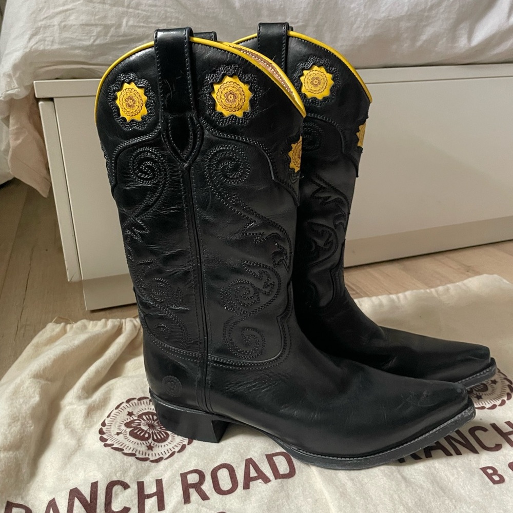 Ranch Road Black Rosette Western Boots